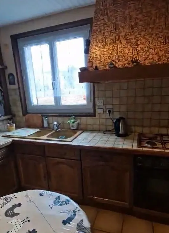 État avant travaux : séjour rustique et sombre de la maison à Lorette