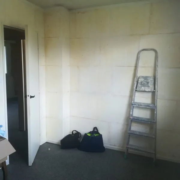 État initial de la chambre sombre avant rénovation à Andrézieux