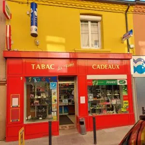 Espace d'origine encombré et sombre
