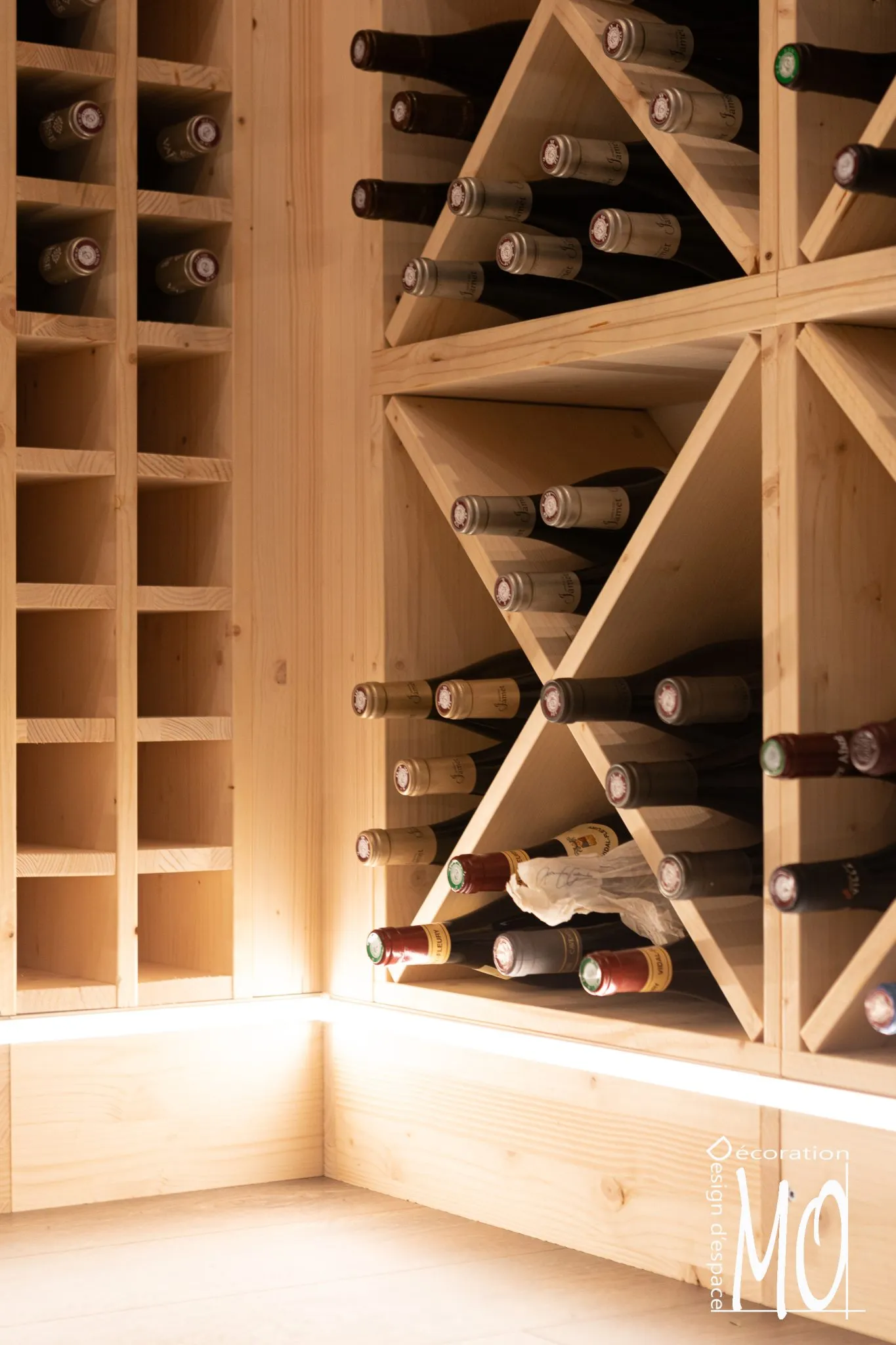 Aménagement d'une cave à vin en bois de noyer sur-mesure à Saint-Galmier