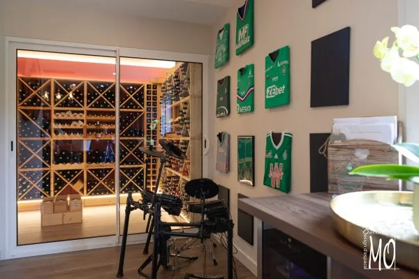 Agencement des clayettes rétroéclairées de la cave à vin - Loire