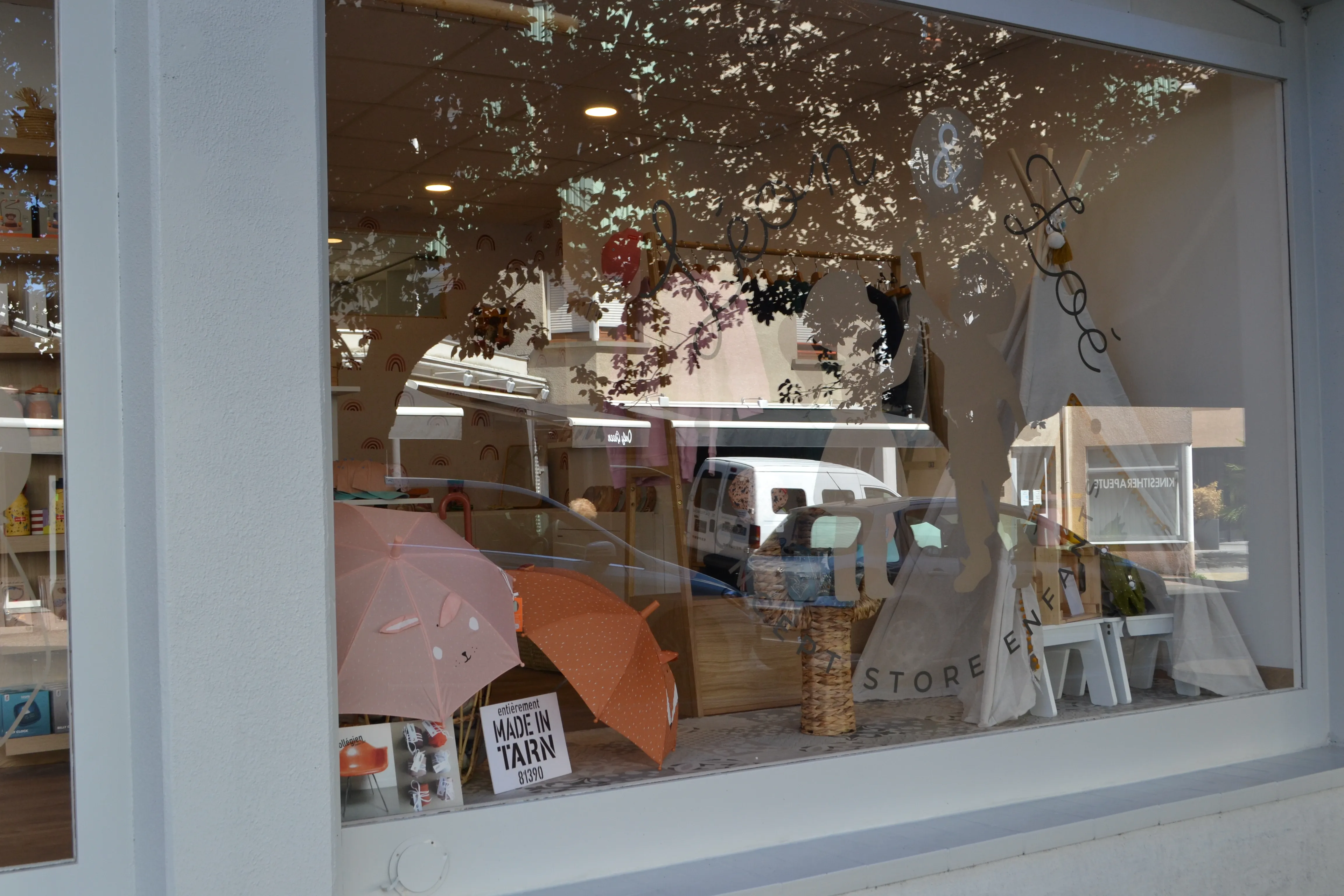 Aménagement de la vitrine - Boutique Léon et Zoé