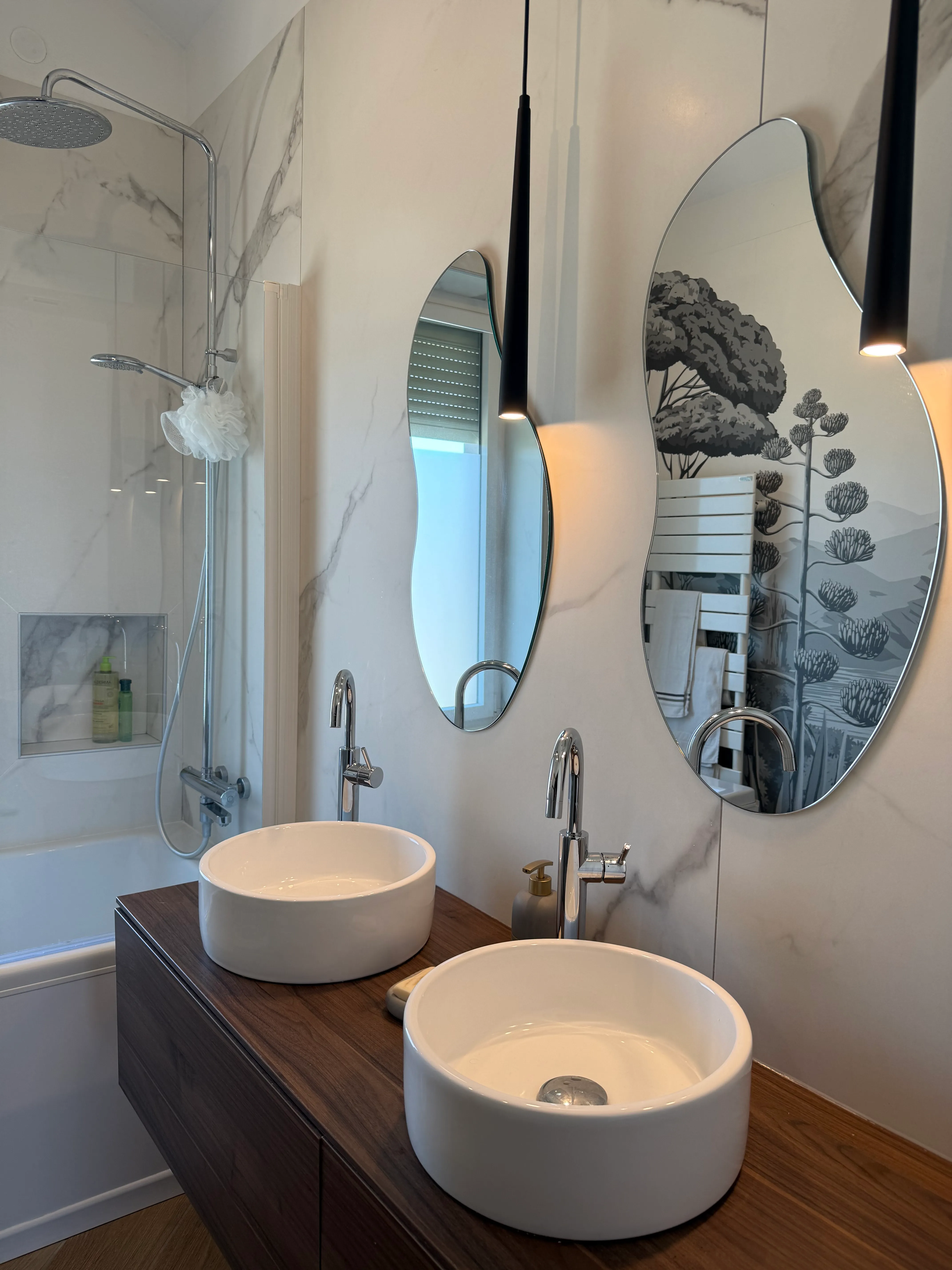 Salle de bain avec banquette en chêne intégrée