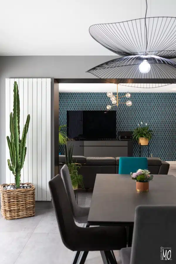 Détail des claustras et éclairages intégrés dans le salon