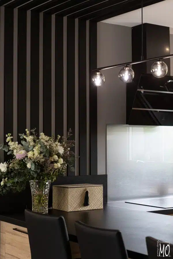 Aménagement d'une pièce de vie contemporaine avec carrelage grand format à Saint-Galmier